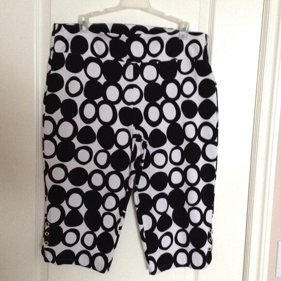 Attyre Women's Capris Pants Size 14 Black White Pull-on Casual Stretchy Comfy - Picture 1 of 6